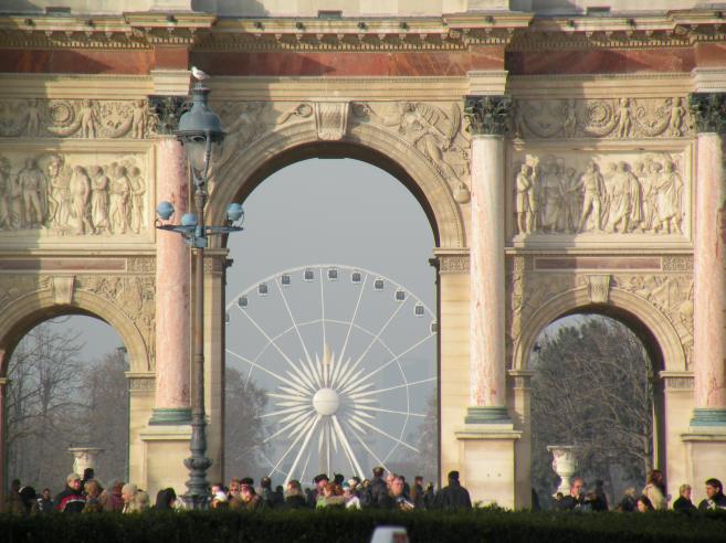  la Grande Roue vue à travers l'Arc de triomphe du Carroussel